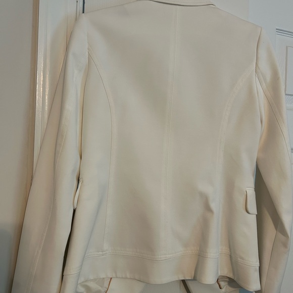 Women’s white double-breasted blazer. Gold-plated buttons. Gold piping inside. - Picture 4 of 8
